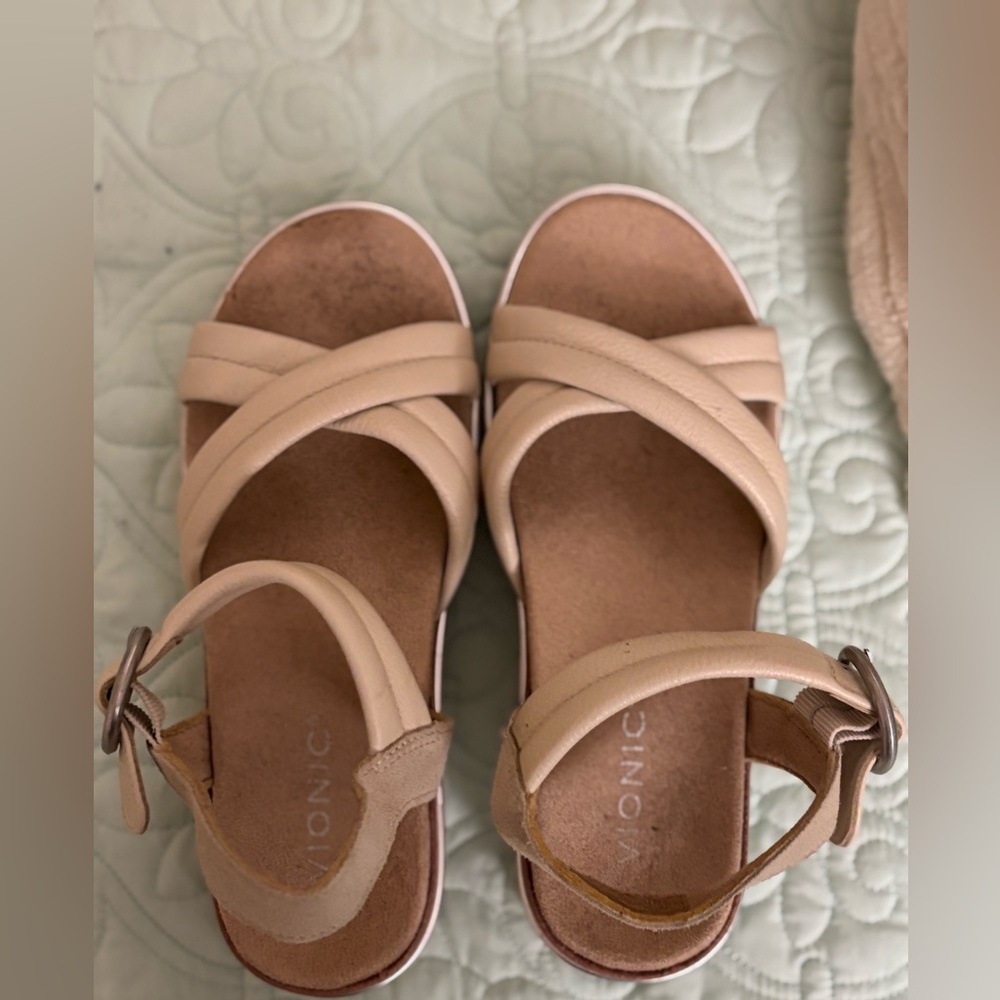 Vionic Women's Cream Strappy Sandals